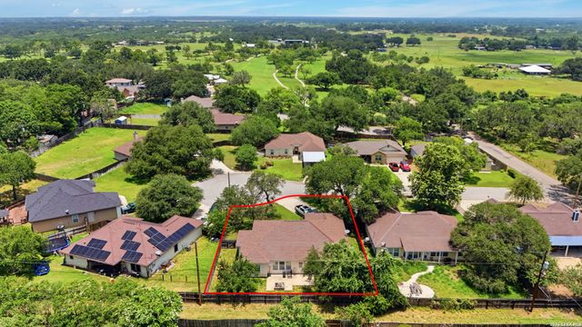 313 Howard Dr, Devine, TX 78016