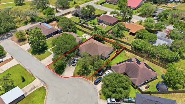 313 Howard Dr, Devine, TX 78016
