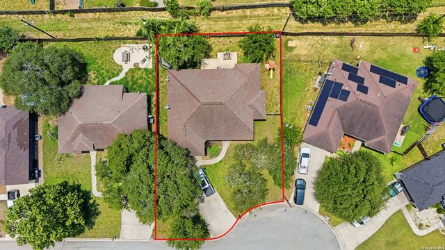 313 Howard Dr, Devine, TX 78016