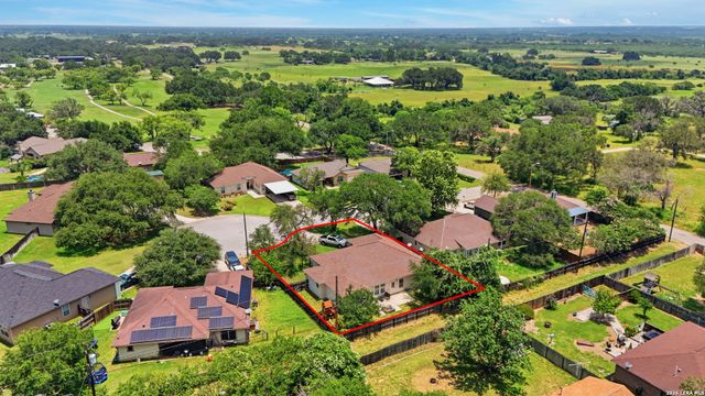 313 Howard Dr, Devine, TX 78016