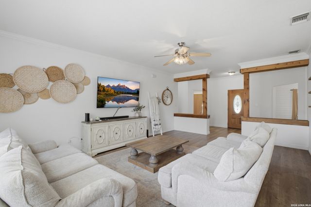 313 Howard Dr, Devine, TX 78016