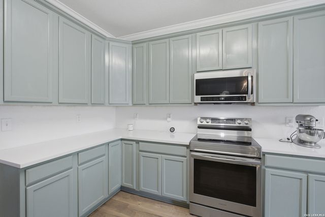 313 Howard Dr, Devine, TX 78016