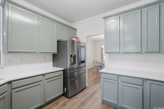 313 Howard Dr, Devine, TX 78016