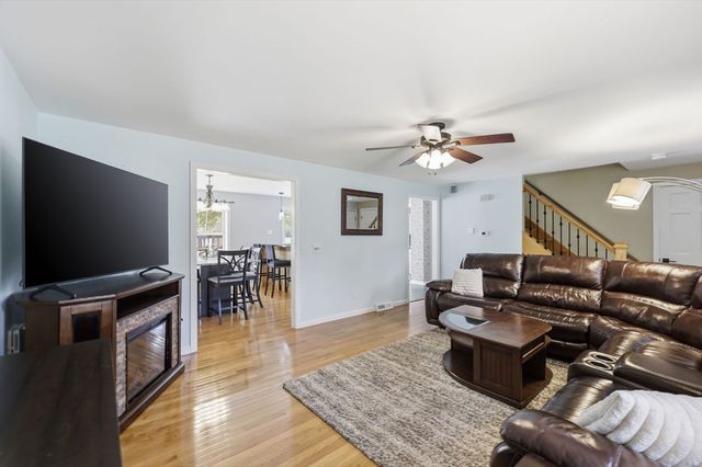 33 Winding Ln, Springfield, MA 01118