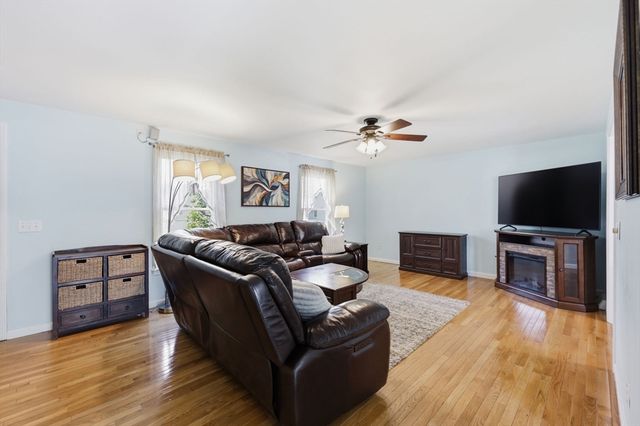 33 Winding Ln, Springfield, MA 01118