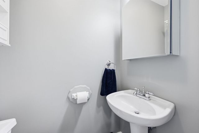 33 Winding Ln, Springfield, MA 01118