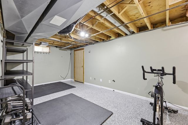 33 Winding Ln, Springfield, MA 01118