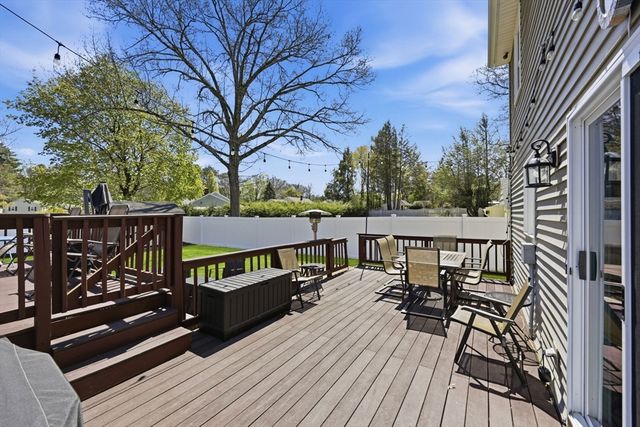 33 Winding Ln, Springfield, MA 01118