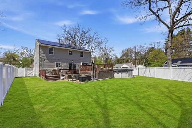 33 Winding Ln, Springfield, MA 01118