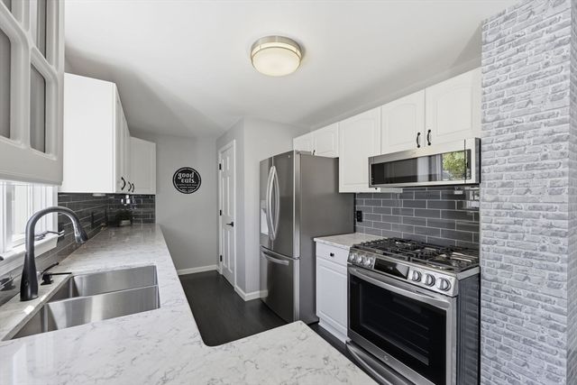 33 Winding Ln, Springfield, MA 01118