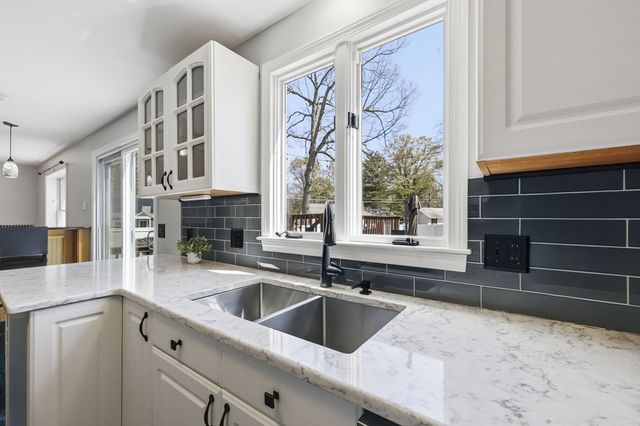 33 Winding Ln, Springfield, MA 01118