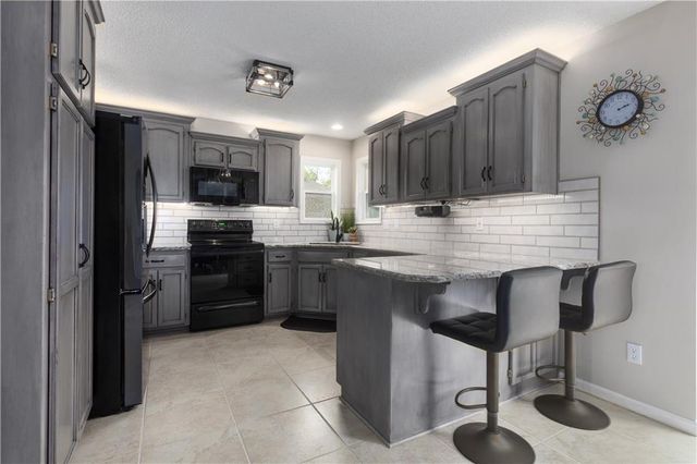 8423 N Paris Court, Kansas City, MO 64153