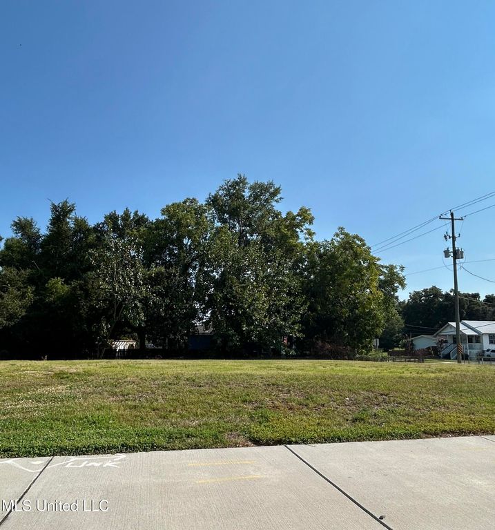1067 Division Street, Biloxi, MS 39530