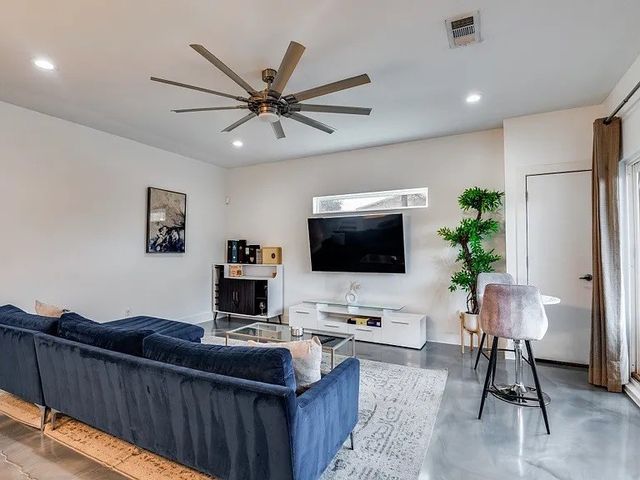 130 S Cisco, Dallas, TX 75246