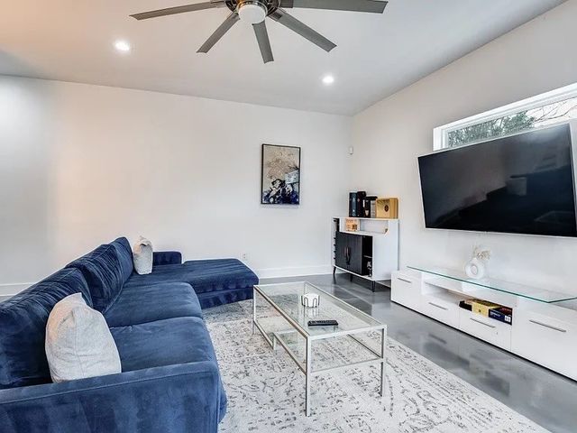 130 S Cisco, Dallas, TX 75246