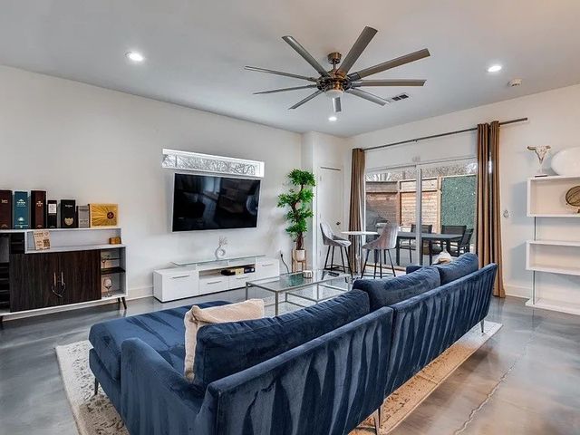 130 S Cisco, Dallas, TX 75246