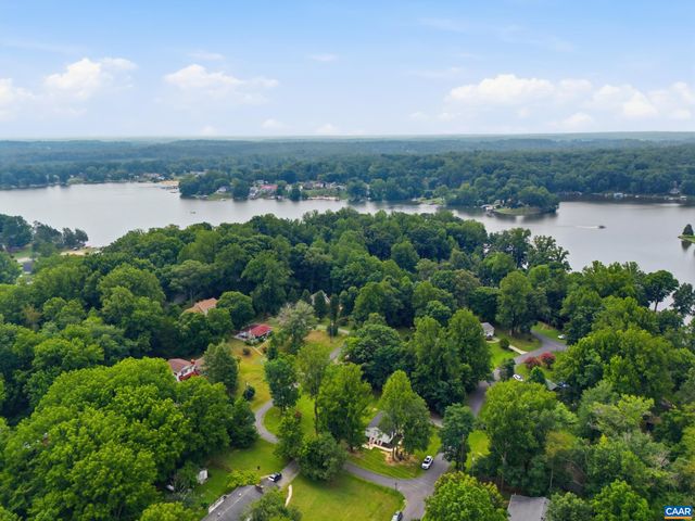 64 PINE RD, Louisa, VA 23093
