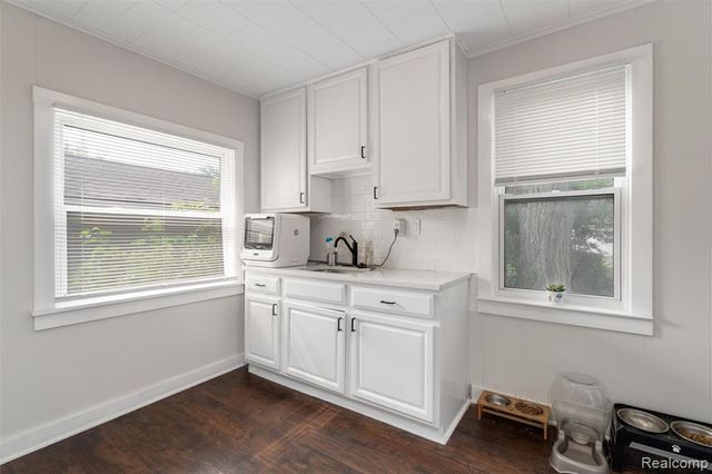 516 Orchard Avenue, Hazel Park, MI 48030