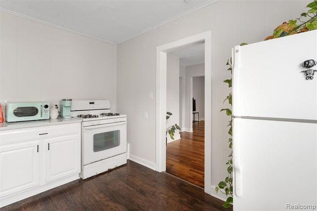 516 Orchard Avenue, Hazel Park, MI 48030