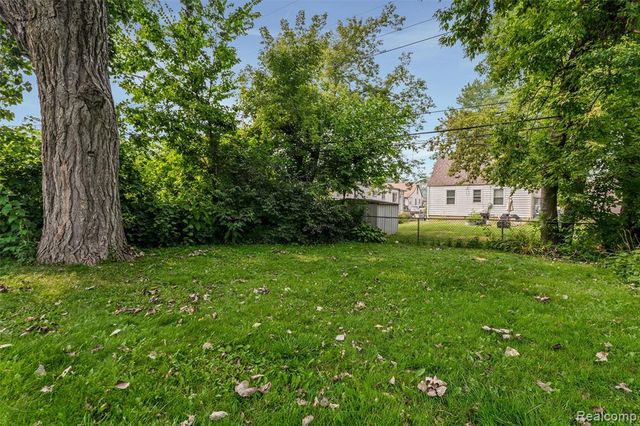 516 Orchard Avenue, Hazel Park, MI 48030