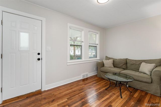 516 Orchard Avenue, Hazel Park, MI 48030