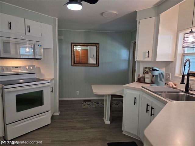 575 Winning WAY, North Fort Myers, FL 33917