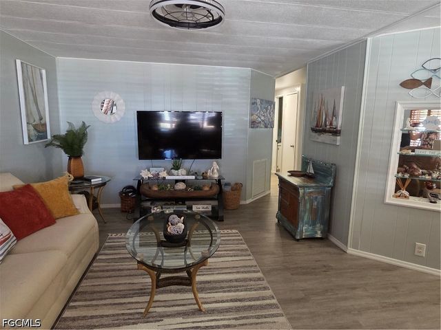 575 Winning WAY, North Fort Myers, FL 33917