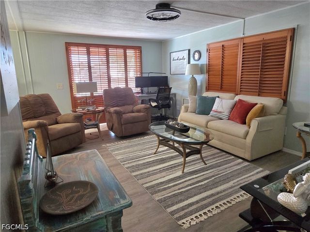 575 Winning WAY, North Fort Myers, FL 33917