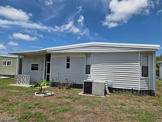 575 Winning WAY, North Fort Myers, FL 33917