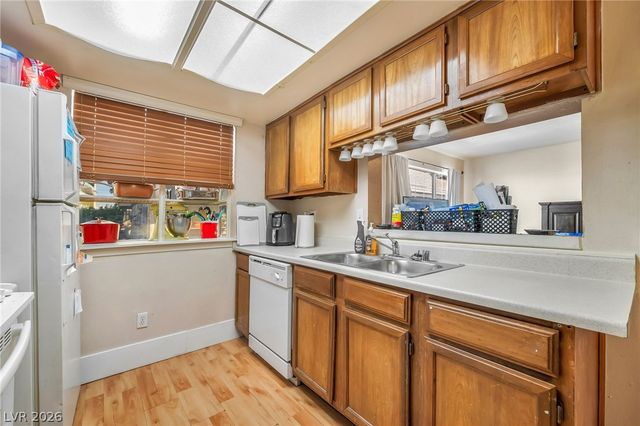 5821 Medallion Drive 102, Las Vegas, NV 89122