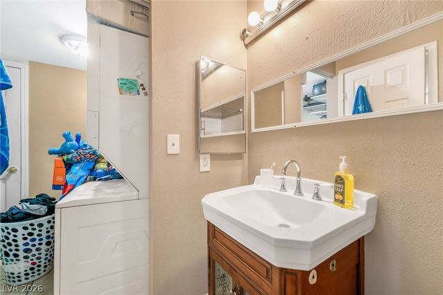 5821 Medallion Drive 102, Las Vegas, NV 89122
