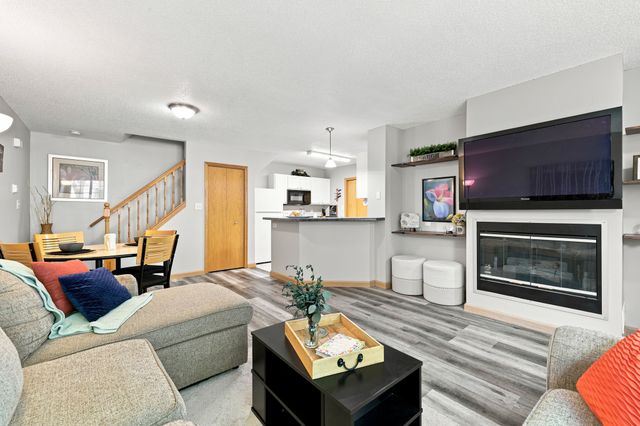 2223 Grand Avenue 7, West Des Moines, IA 50265