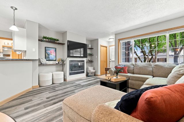 2223 Grand Avenue 7, West Des Moines, IA 50265
