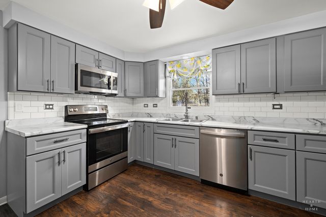 125 Weymouth Court, Schaumburg, IL 60193