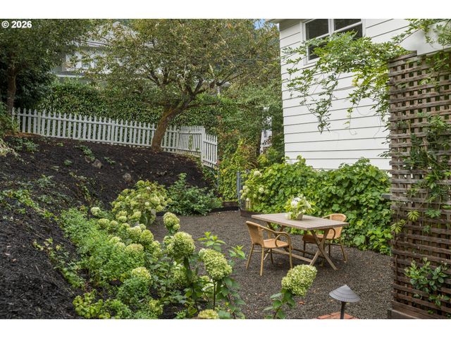 1606 S CAREY Ln, Portland, OR 97219