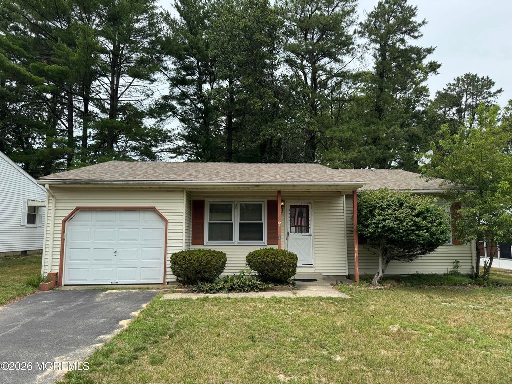 7 Chelsea Drive, Whiting, NJ 08759