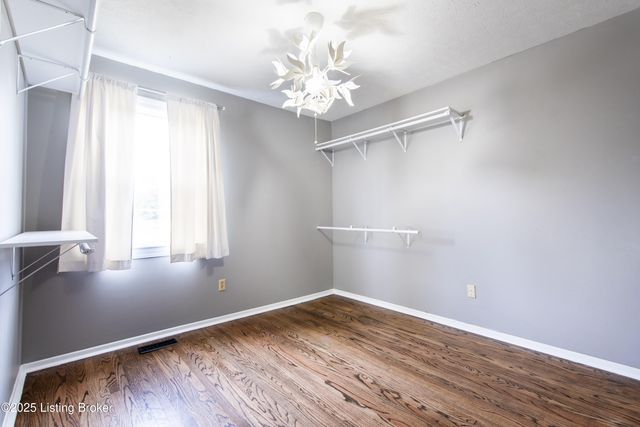 311 Oxford Ln, Louisville, KY 40229