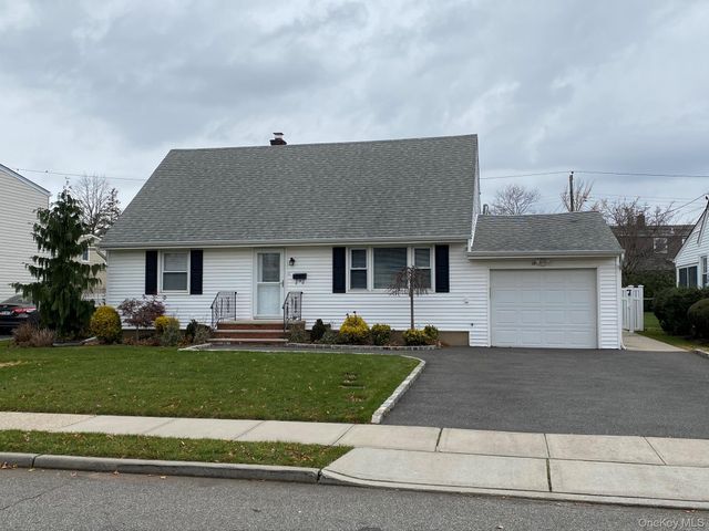 25 Woodhollow Road, Albertson, NY 11507