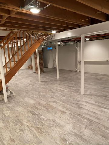 25 Woodhollow Road, Albertson, NY 11507