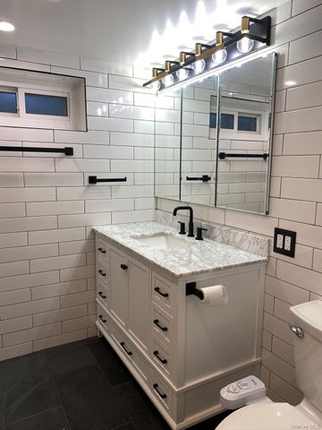 25 Woodhollow Road, Albertson, NY 11507