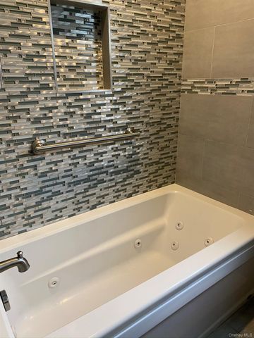 25 Woodhollow Road, Albertson, NY 11507