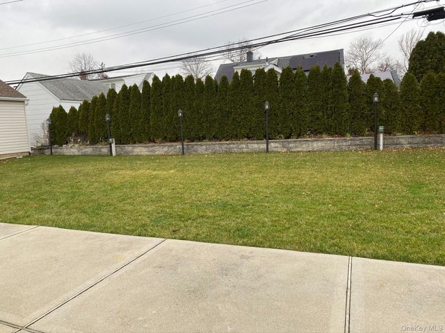 25 Woodhollow Road, Albertson, NY 11507