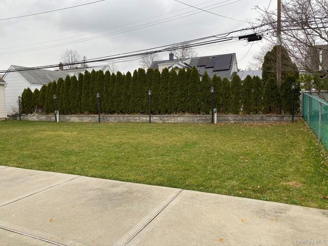 25 Woodhollow Road, Albertson, NY 11507