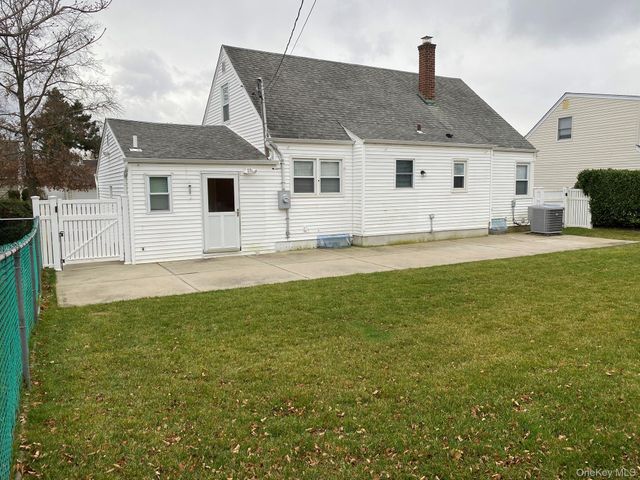 25 Woodhollow Road, Albertson, NY 11507