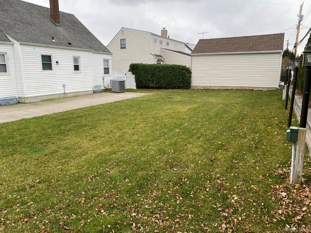 25 Woodhollow Road, Albertson, NY 11507