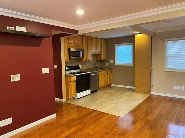 25 Woodhollow Road, Albertson, NY 11507