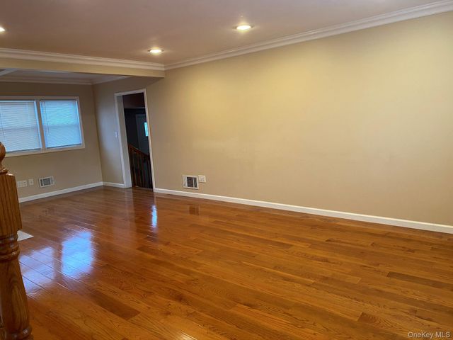 25 Woodhollow Road, Albertson, NY 11507