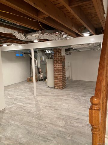 25 Woodhollow Road, Albertson, NY 11507