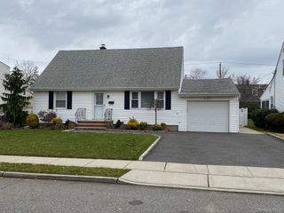 25 Woodhollow Road, Albertson, NY 11507