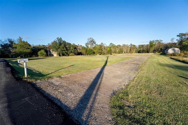 334 Coushatta Lane, Moss Bluff, LA 70611